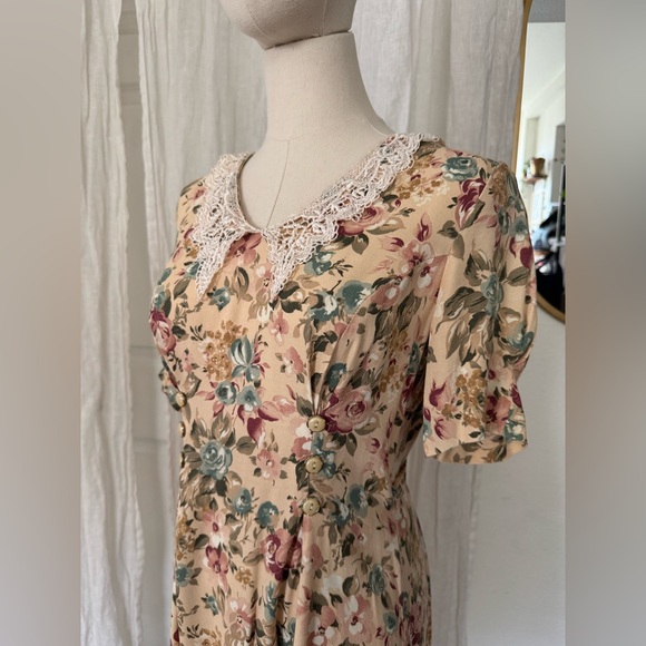 Vintage Beige Floral Maxi Dress with Lace Collar - Picture 6 of 9
